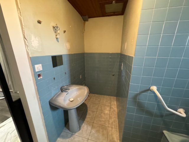 Renovation-complete-salle-de-bain-par-votre-macon-Cornillons-Confoux