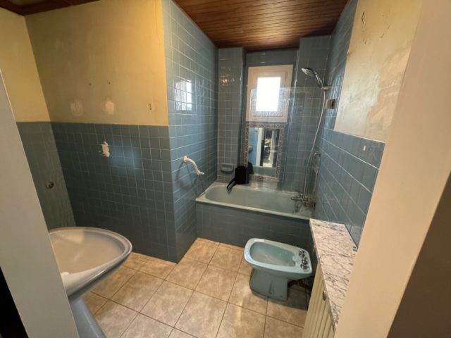 Renovation-de-salle-de-bain-par-macon-a-Cornillons-Confoux