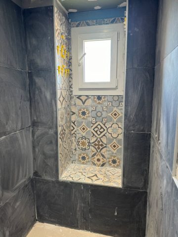 Salle-de-bain-renovee-par-macon-a-Cornillons-Confoux