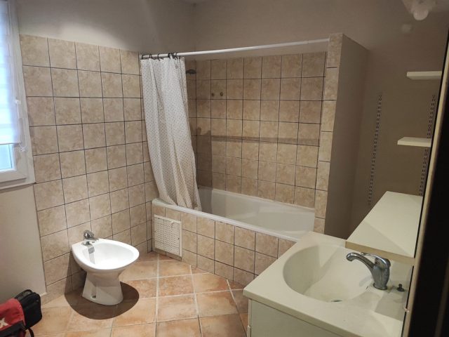 Rénovation d'une salle de bain, maçon à Sénas